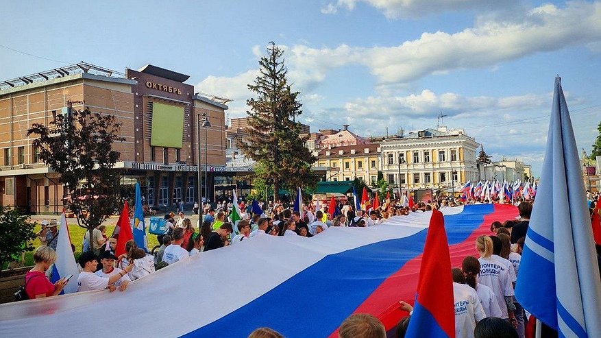 Главная картинка новости: 100-метровый флаг России растянули на улице Большой Покровской