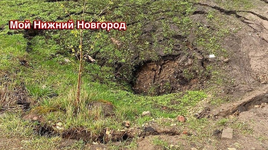 Главная картинка новости: Огромный провал в виде воронки образовался на Автозаводе