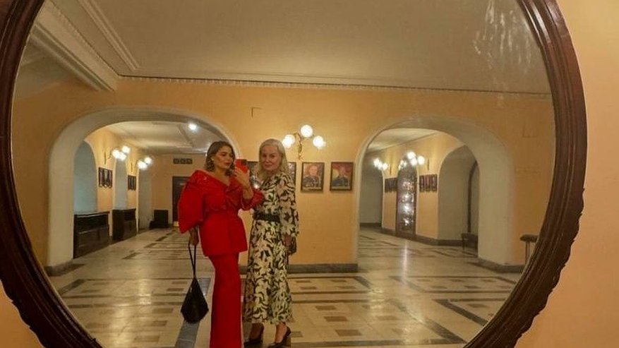 Главная картинка новости: Нижегородская актриса Пегова порадовала фанатов красным нарядом