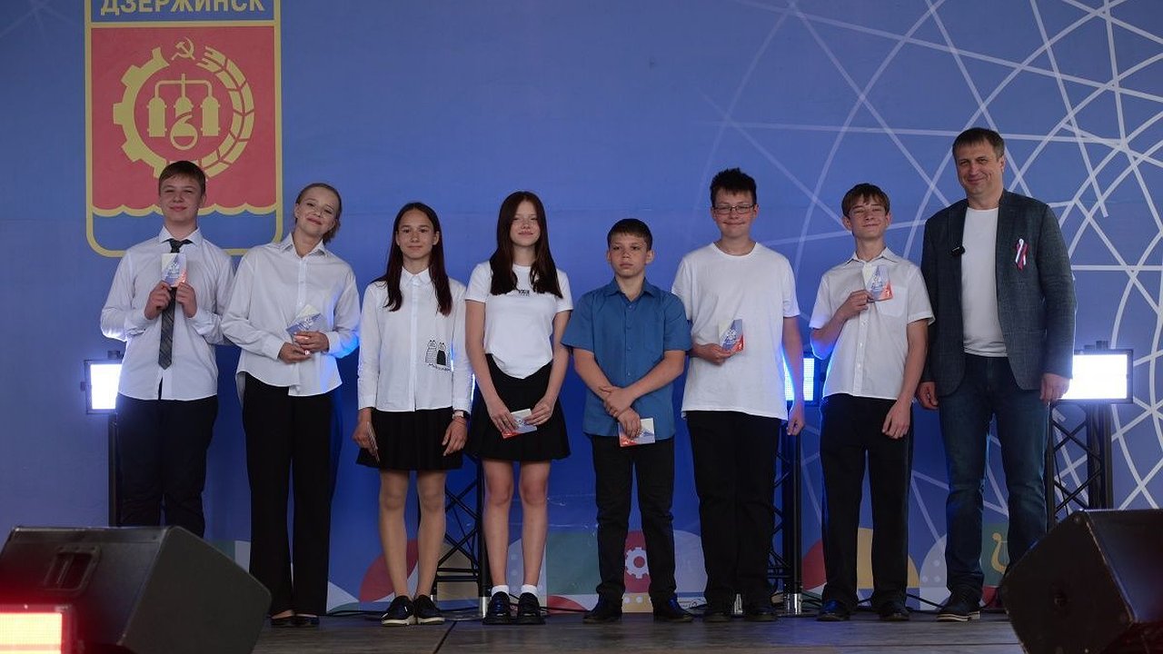 Главная картинка новости: Глава Дзержинска вручил первые паспорта семерым школьникам