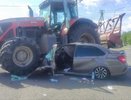 Трактор подмял под себя легковушку в Арзамасе
