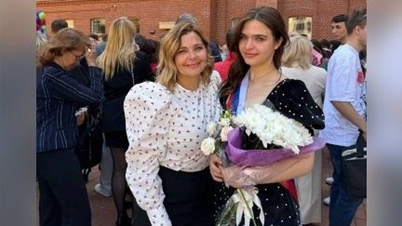 Главная картинка новости: Ирина Пегова опубликовала фото с последнего звонка своей дочки