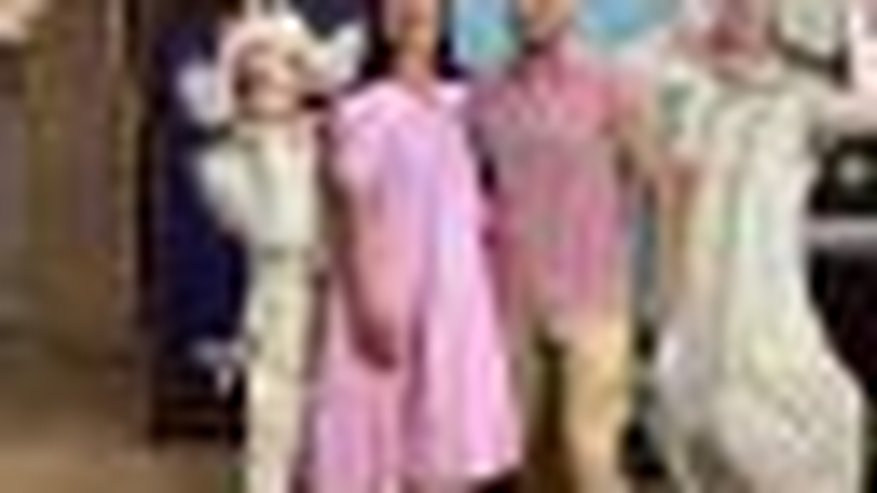 Главная картинка новости: Певец Олег Пикунов выступил в нижегородском метро с мимами