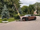 Водитель на электроавтомобиле разгромил сквер и врезался в столб на Бору