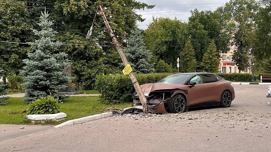 Главная картинка новости: Водитель на электроавтомобиле разгромил сквер и врезался в столб на Бору