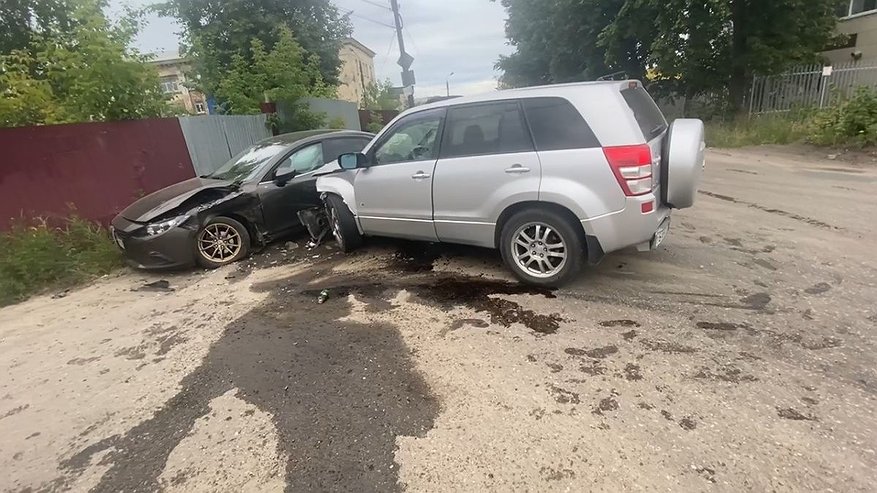 Главная картинка новости: Водитель и пассажир пострадали в ДТП с иномарками в Дзержинске