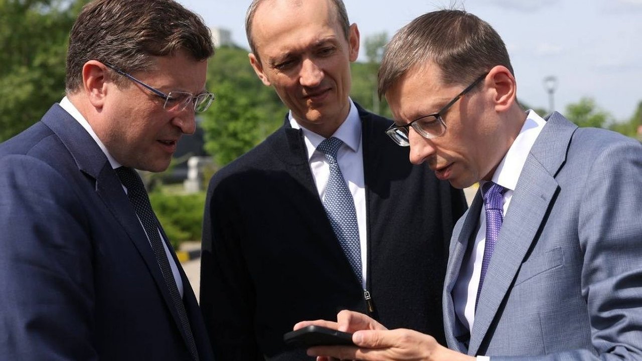 Главная картинка новости: Никитин представил вице-премьеру Григоренко цифрового стража для курильщиков 