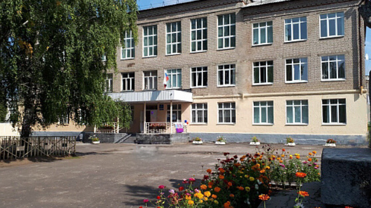 Главная картинка новости: 155 детей эвакуировали из лицея на Бору из-за подозрительных ампул