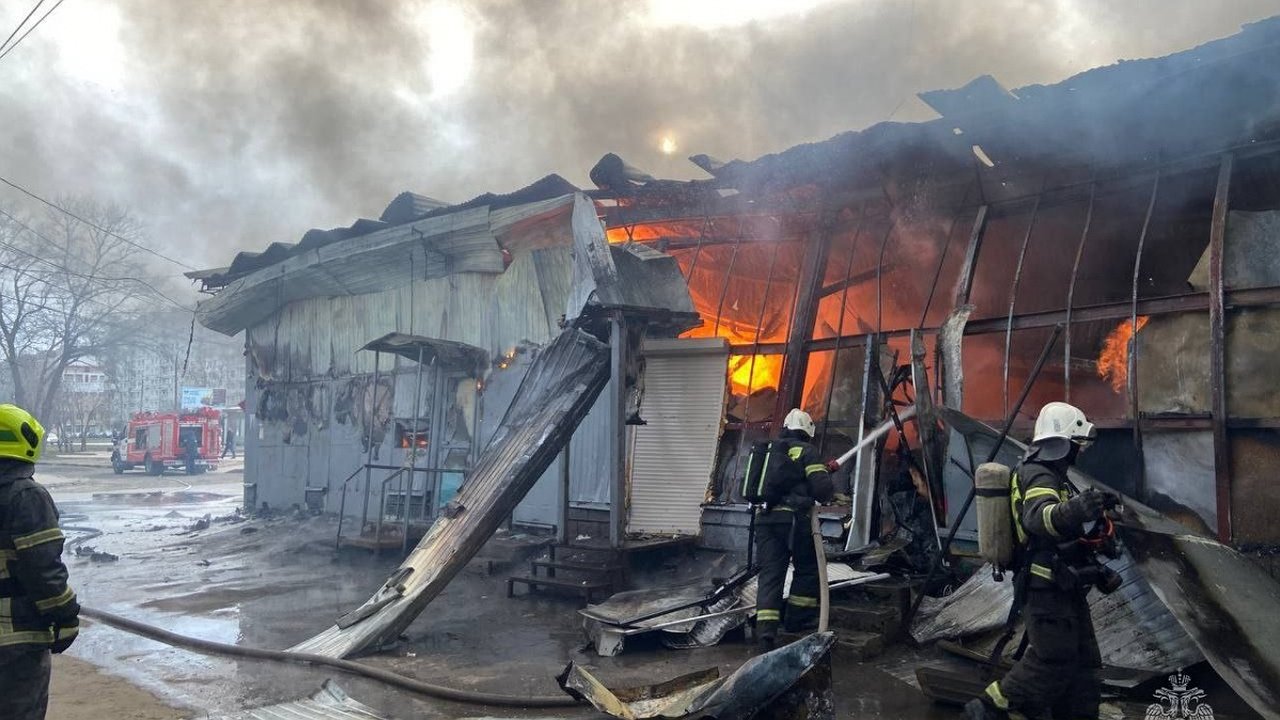 Главная картинка новости: Рынок полыхает в Нижнем Новгороде