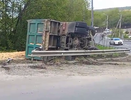 Грузовик перевернулся в Нижнем Новгороде из-за лопнувшего колеса