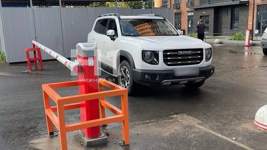 Главная картинка новости: Жители двух нижегородских ЖК устроили конфликт из-за шлагбаума