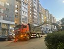 Самосвал провалился в яму в Нижнем Новгороде и чуть не раздавил машины