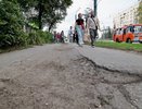 Шалабаев пообещал отремонтировать опасный тротуар на улице Веденяпина