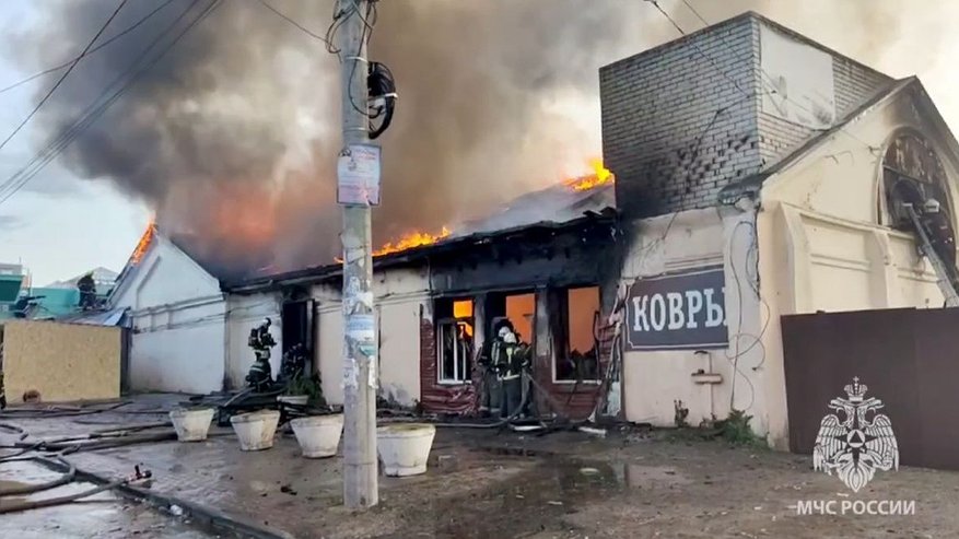 Главная картинка новости: Крупный пожар в павильоне на территории Канавинского рынка локализован