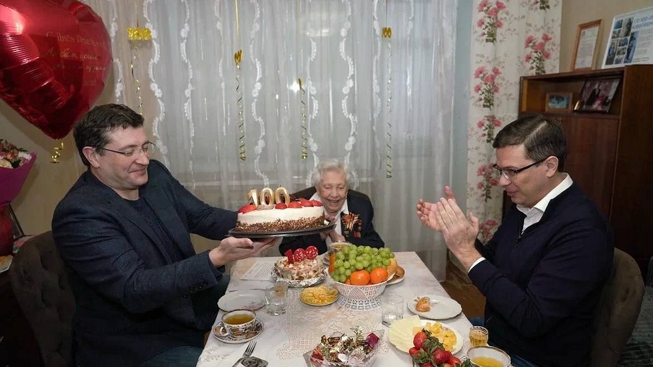 Главная картинка новости: Никитин и Шалабаев поздравили участницу Сталинградской битвы со 100-летием