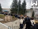 Очереди выстраиваются на входе в нижегородскую школу, где случилась поножовщина