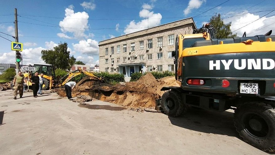 Главная картинка новости: Две аварии на канализационном коллекторе произошли на Бору за день