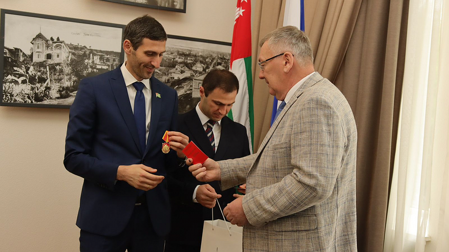 Главная картинка новости: Николай Сатаев вручил в Сухуме медали, посвященные 80-летию Победы