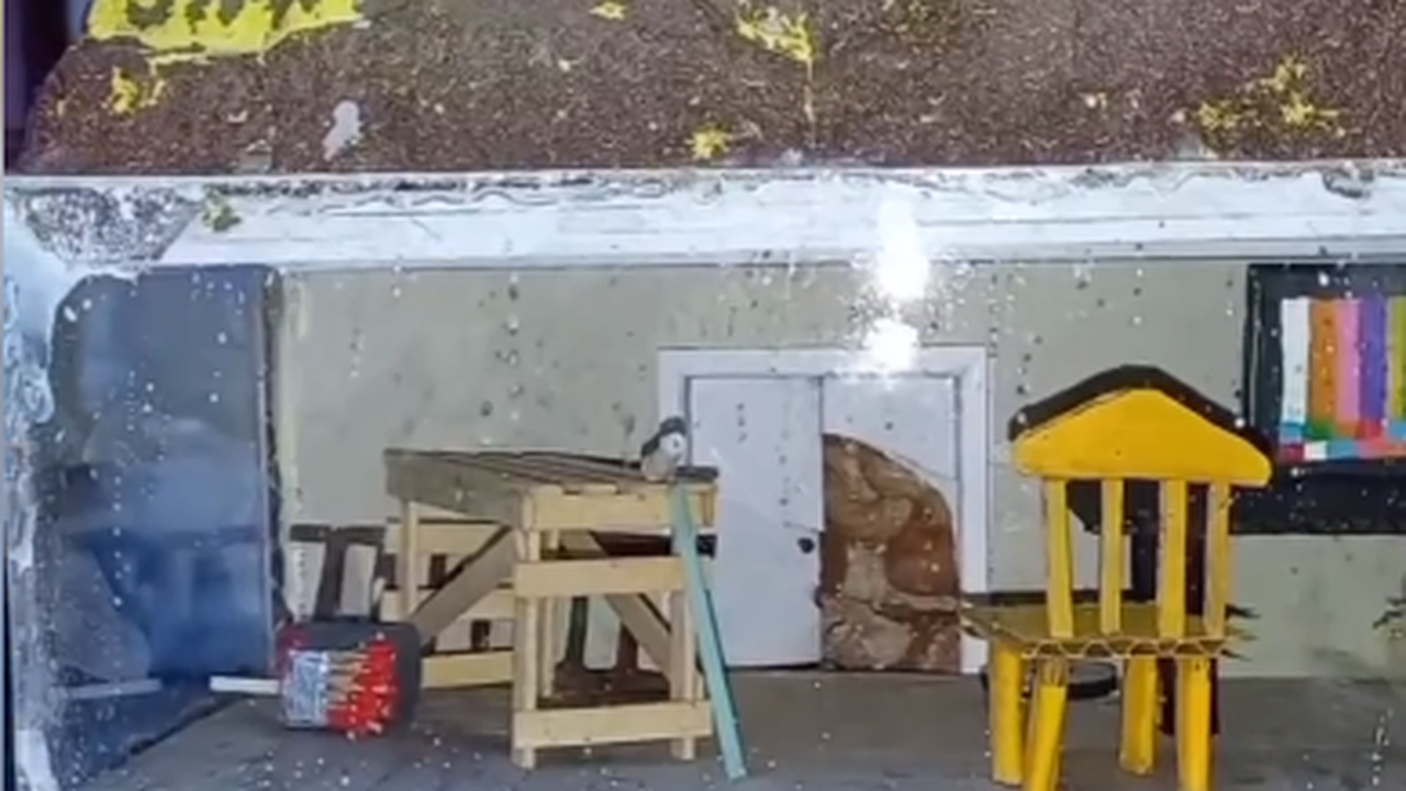 Главная картинка новости: Миниатюрная комната появилась в стене нижегородского дома