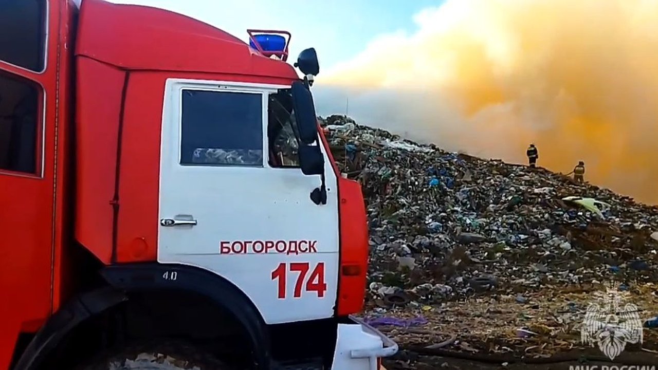Главная картинка новости: Роспотребнадзор проверяет воздух из-за пожара на богородской свалке