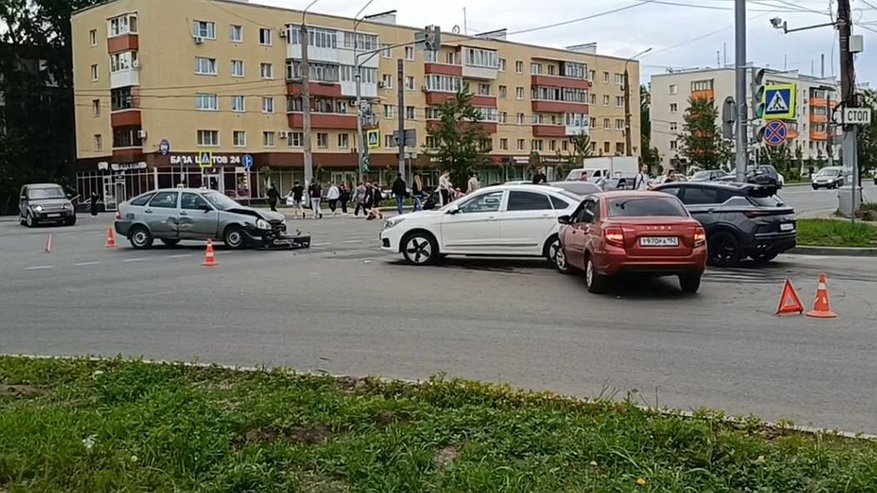 Главная картинка новости: Три легковушки столкнулись на проспекте Ленина в Нижнем Новгороде