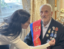 Татьяна Гриневич вручила ветерану Сергею Ракову звание Почетного гражданина