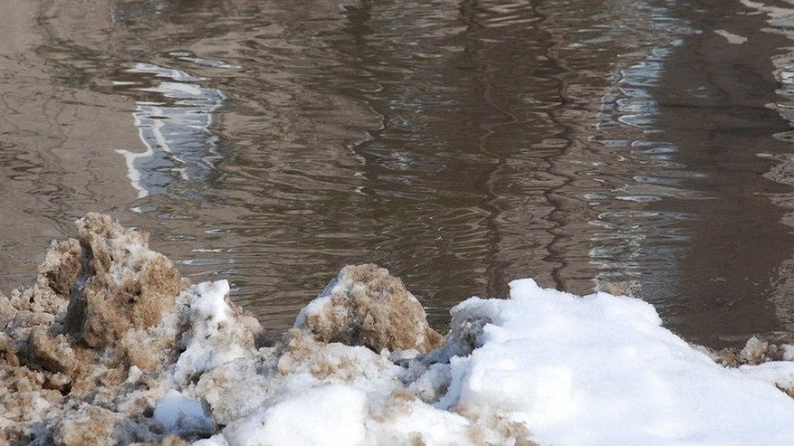 Главная картинка новости: Водный ров образовался рядом со школой в Боталово-4 на Бору