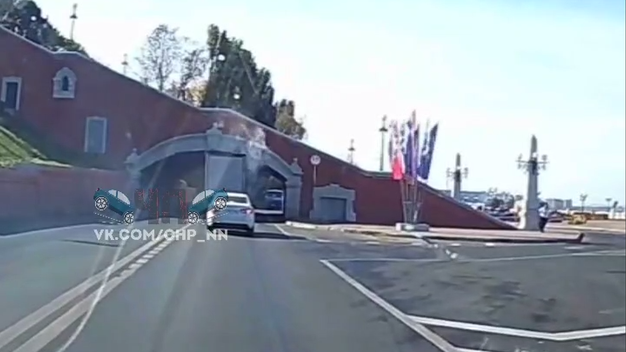 Главная картинка новости: Грузовику снесло крышу в арке под Чкаловской лестницей