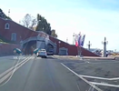 Грузовику снесло крышу в арке под Чкаловской лестницей
