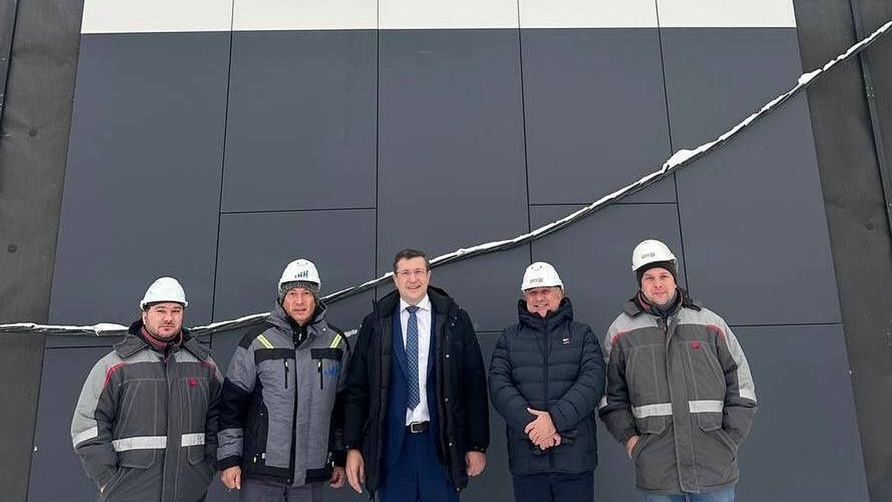 Главная картинка новости: Началась обшивка фасада Ледового дворца на Стрелке