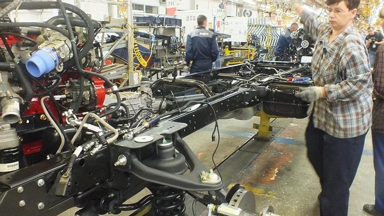 Главная картинка новости: Более 40 экологических нарушений выявили на заводе «ПАЗ»