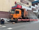 Грузовик влетел в ограждение у метро в Нижнем Новгороде