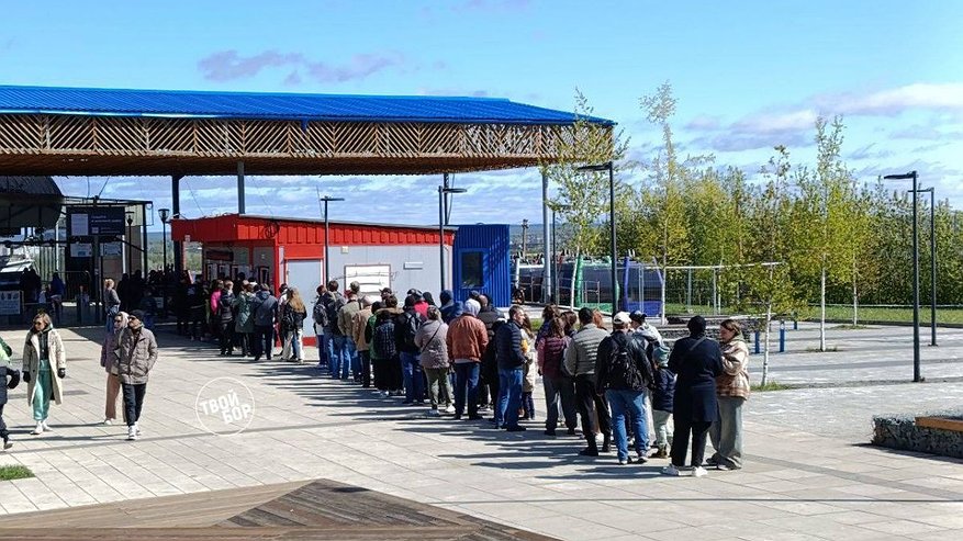Главная картинка новости: Большая очередь выстроилась перед нижегородской канаткой 3 мая