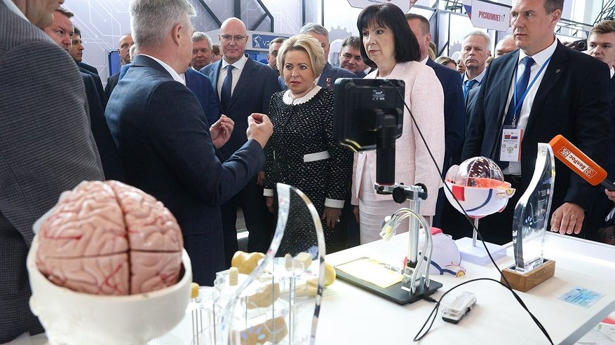 Главная картинка новости: Матвиенко оценила шубы и лазеры на выставке в Нижнем Новгороде