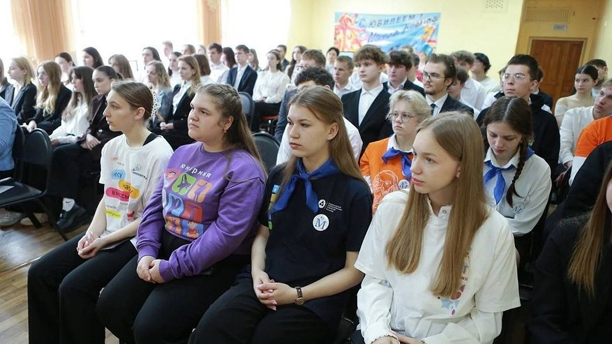 Главная картинка новости: Михаил Клинков встретился со школьниками и поговорил о важном