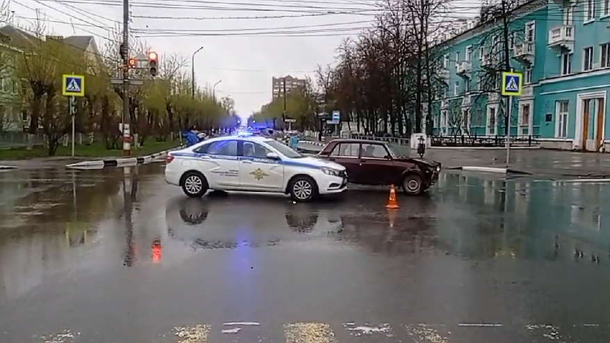 Главная картинка новости: Два человека пострадали в ДТП на перекрестке в Дзержинске