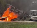 Легковой автомобиль сгорел дотла около школы в Нижнем Новгороде