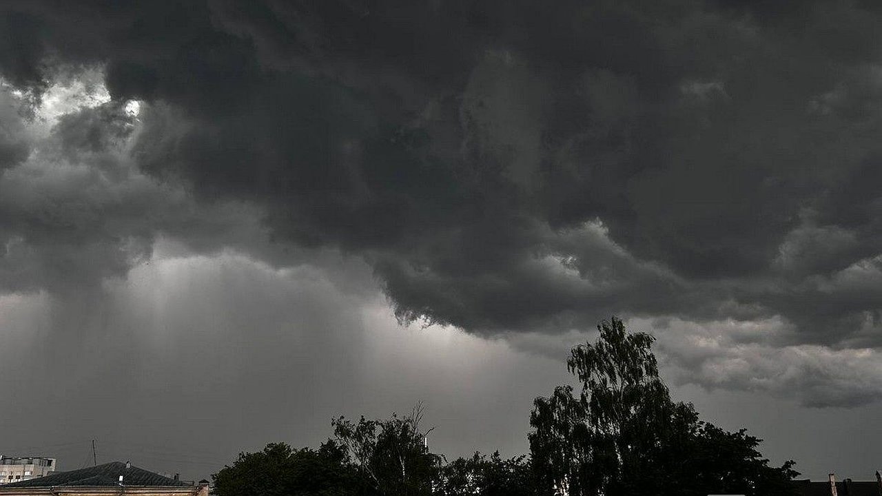 Главная картинка новости: Ливень и град надвигаются на Нижегородскую область