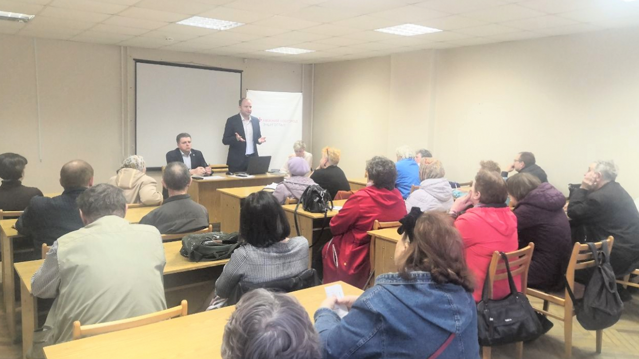 Главная картинка новости: «ЭнергосбыТ Плюс» провел встречи с жителями по вопросам установки общедомовых приборов учета