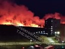 Огонь лесного пожара подбирается к жилым домам в Нижнем Новгороде 