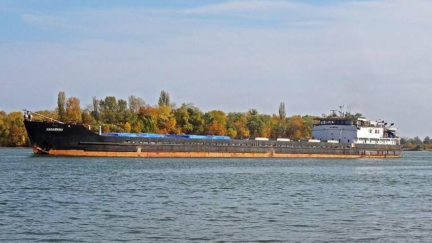 Главная картинка новости: Грузовое судно село на мель в Нижегородской области
