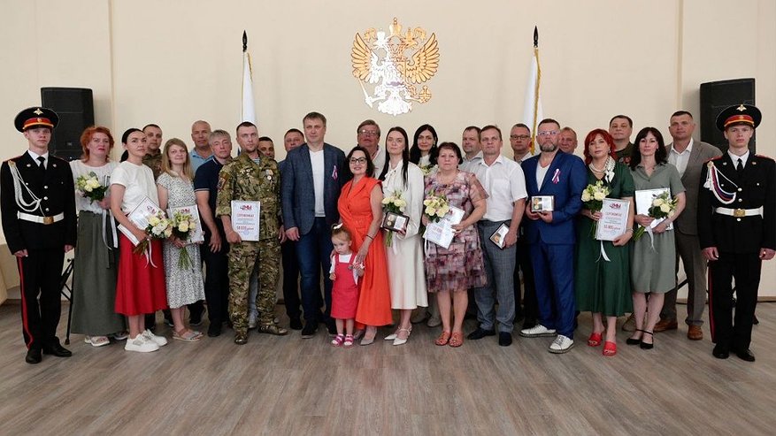 Главная картинка новости: Глава Дзержинска Иван Носков вручил премию «Волонтер трудовой доблести»