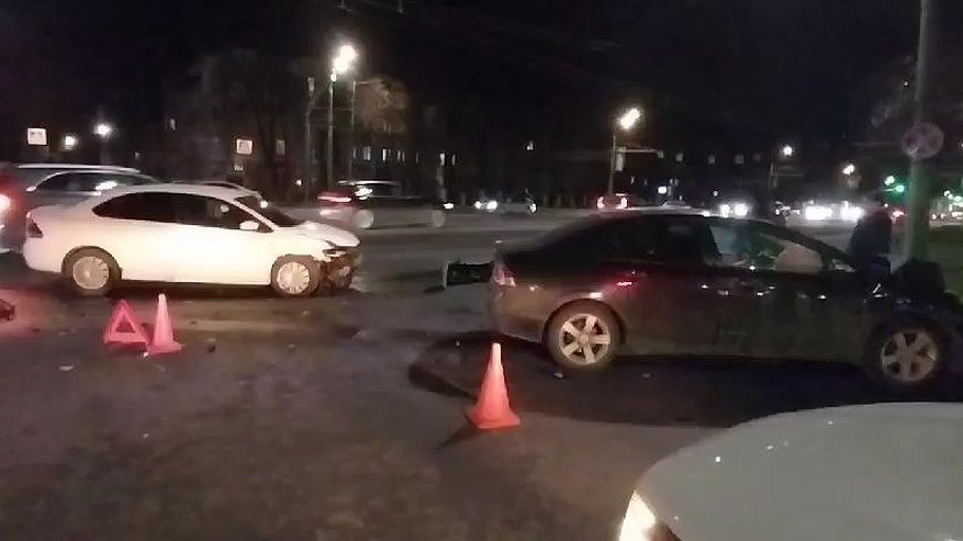 Главная картинка новости: Управлявшие иномарками девушки попали в больницу после ДТП в Нижнем Новгороде