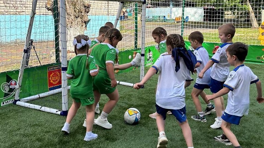 Главная картинка новости: Три новых футбольных поля появились в детсадах Дзержинска