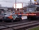 Автомобиль каршеринга вылетел на трамвайные пути в Нижнем Новгороде