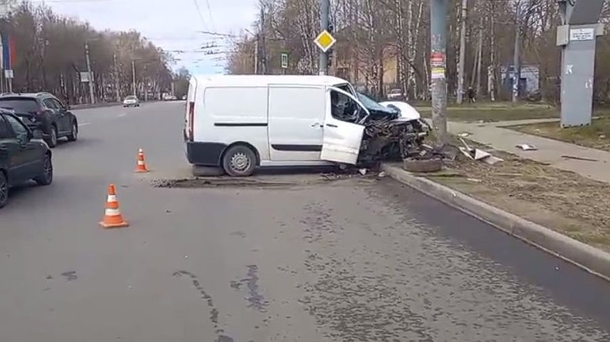 Главная картинка новости: Иномарка влетела в столб на Бекетова в Нижнем Новгороде