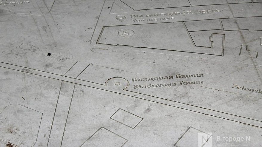 Главная картинка новости: Опасную плиту-карту не уберут с Большой Покровской в Нижнем Новгороде