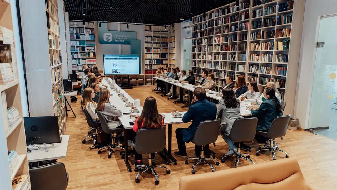 Главная картинка новости: Ректор Мининского университета встретился со студенческими семьями