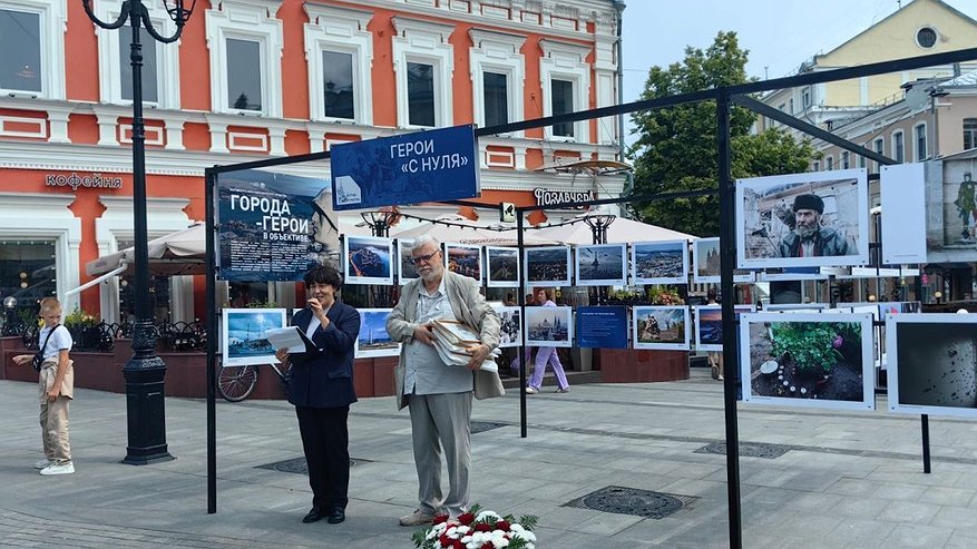 Главная картинка новости: Фотовыставка «Герои «с нуля» открылась на Большой Покровской в Нижнем Новгороде