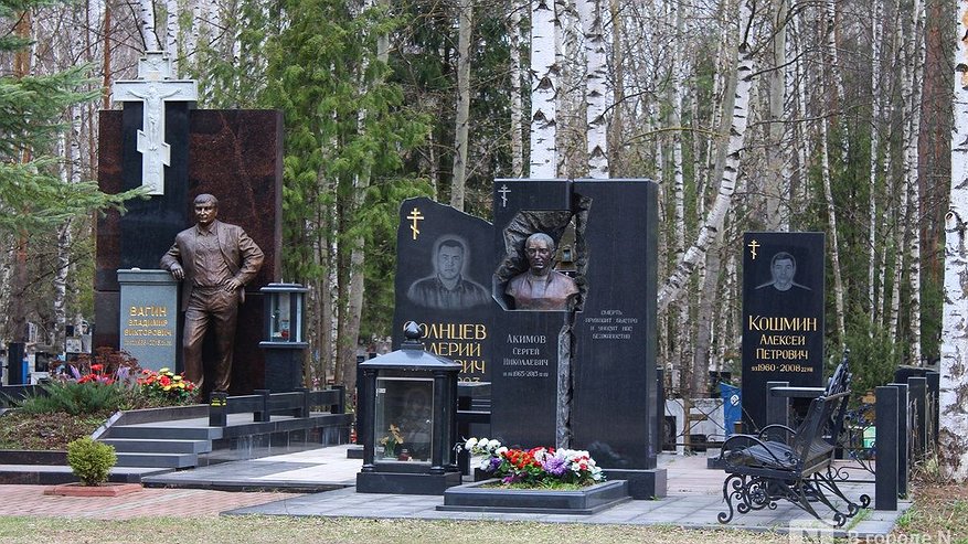 Главная картинка новости: Короли преступного мира: показываем, как выглядят могилы нижегородских бандитов
